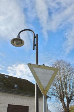 Dieses Schild hat mehr als 50 Jahre gedient, nur noch an der Form erkennt man es!
