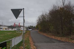 Gewerbegebiet im Nirgendwo 
Einladung zum schnellfahren durch s Dorf